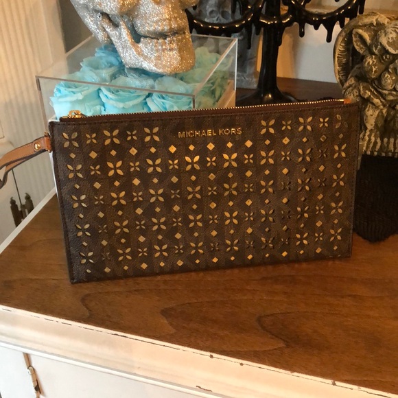 Authentic Michael Kors wristlet. NWOT - Picture 3 of 13